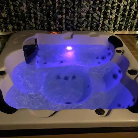 Holiday home Daisy With Hot Tub *