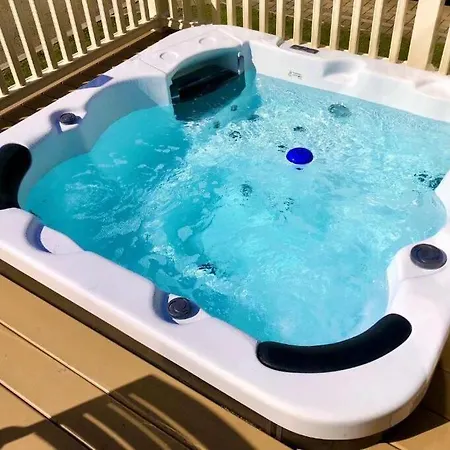 Daisy With Hot Tub Holiday home Malton