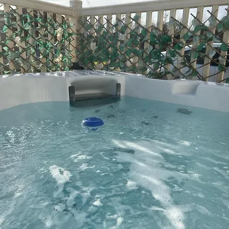 Daisy With Hot Tub * Malton