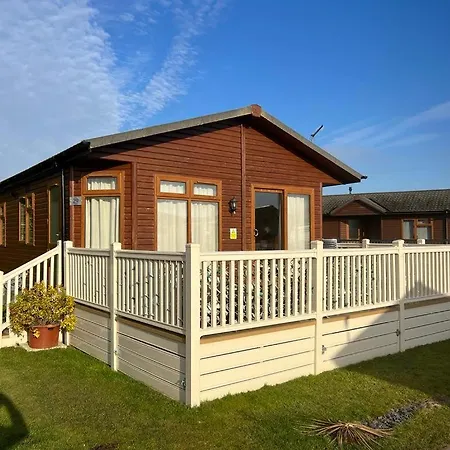 Daisy With Hot Tub Holiday home Malton