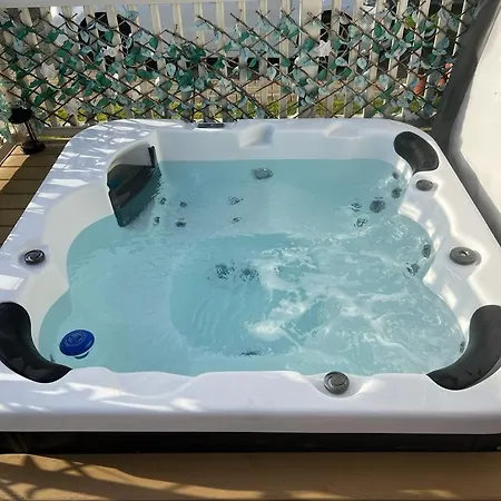 Daisy With Hot Tub Holiday home