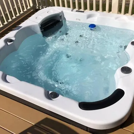 Daisy Lodge With Hot Tub