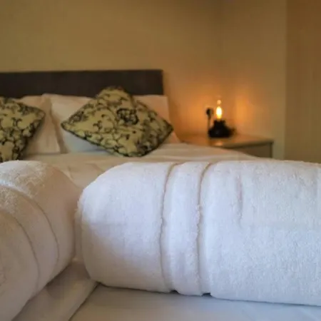 Daisy Lodge With Hot Tub مالتون